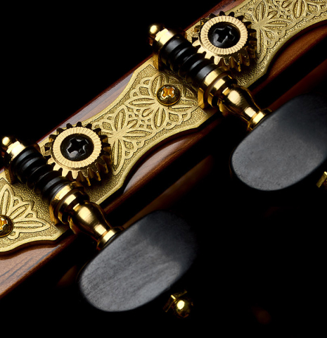 The tuning machines of a 2026 Wolfgang Jellinghaus "Flamenca Negra" guitar made of spruce and African rosewood