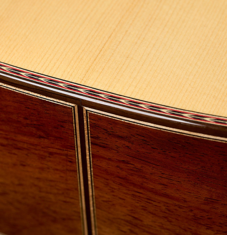 The top purfling of a 2026 Wolfgang Jellinghaus "Flamenca Negra" guitar made of spruce and African rosewood