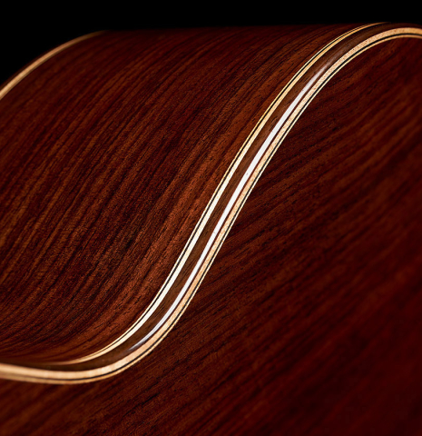 The side and back binding of a 2024 Wolfgang Jellinghaus "Flamenca Negra" flamenco guitar with spruce and Indian rosewood