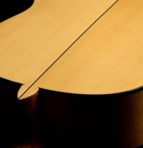 The heel, back binding and purfling of a La Cañada "1934 Domino Esteso" flamenco guitar made of spruce and cypress