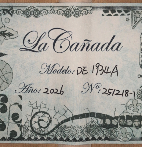 The label of a La Cañada "1934 Domino Esteso - A" flamenco guitar made of spruce and cypress