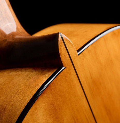 The heel, back binding and purfling of a La Cañada "1934 Domino Esteso - A" flamenco guitar made of spruce and cypress