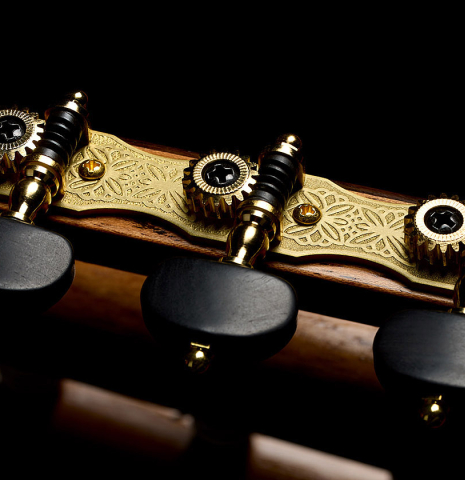 The tuning machines of a La Cañada "1934 Domino Esteso - A" flamenco guitar made of spruce and cypress