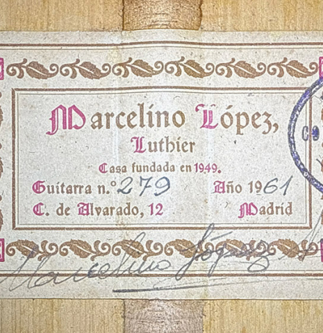 The label of a 1961 Marcelino Lopez "Blanca" flamenco guitar made of spruce and cypress