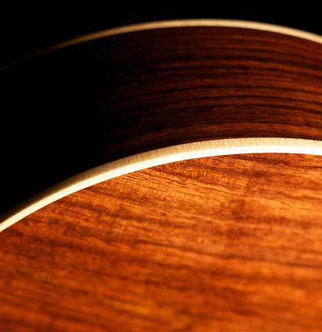 The binding of a Loriente &quot;Carmen Negra&quot; flamenco negra guitar made of spruce and Indian rosewood.