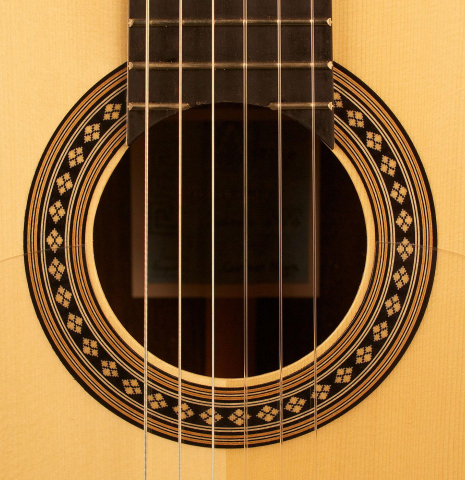 The rosette of a Loriente &quot;Carmen Negra&quot; flamenco negra guitar made of spruce and Indian rosewood.