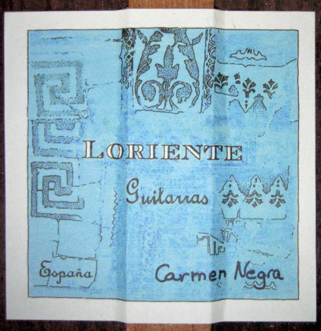 The label of a Loriente &quot;Carmen Negra&quot; flamenco negra guitar made of spruce and Indian rosewood.