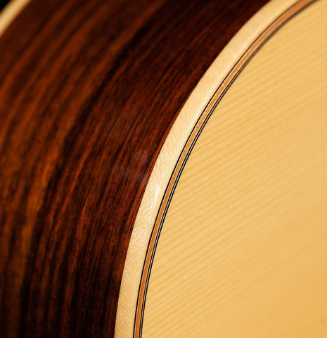 The binding of a Loriente &quot;Carmen Negra&quot; flamenco negra guitar made of spruce and Indian rosewood.