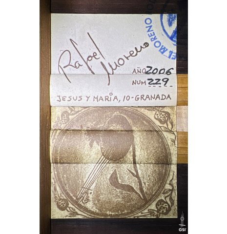 The label of a 2006 Rafael Moreno Rodriguez &quot;Negra&quot; flamenco guitar made of spruce and CSA rosewood.