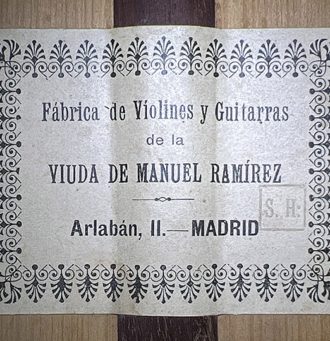 The label of a 1916 Viuda de Manuel Ramirez flamenco guitar made with spruce and cypress and pegs