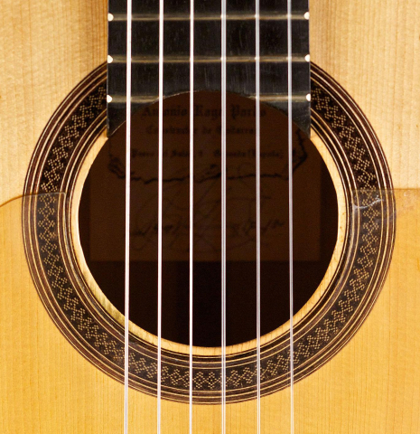 The rosette of a 1991 Antonio Raya Pardo flamenco guitar made of spruce and cypress