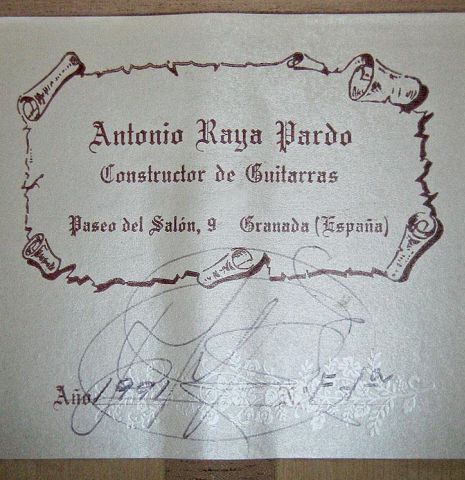 The label of a 1991 Antonio Raya Pardo flamenco guitar made of spruce and cypress
