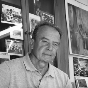 Black and white portrait of Antonio Raya Pardo holding a guitar in his workshop