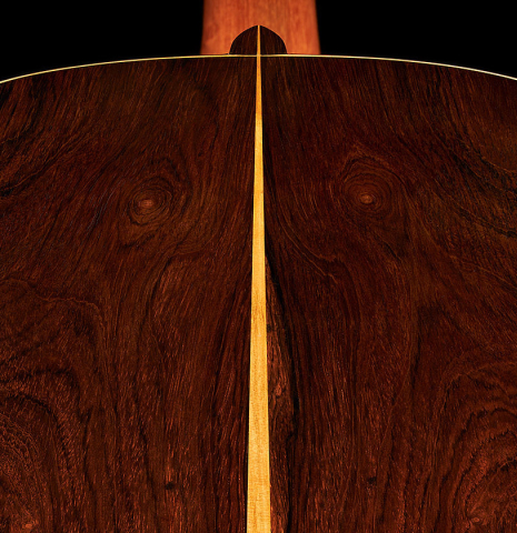 The back center seam of a 2003 Antonio Raya Pardo "Negra" flamenco guitar made of spruce and CSA rosewood