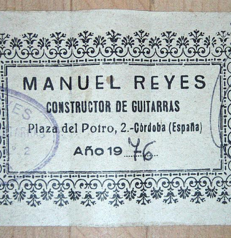 The label of a 1976 Manuel Reyes flamenco blanca guitar made of spruce and cypress