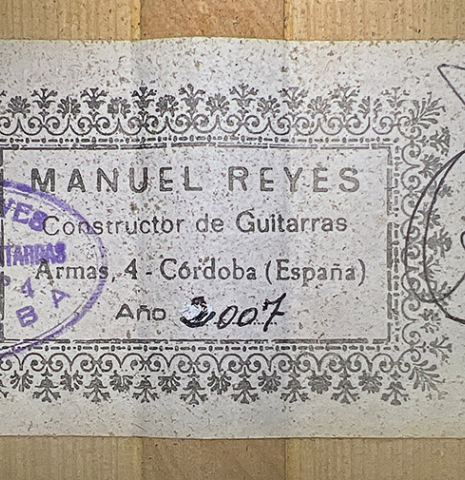The label of a 2007 Manuel Reyes flamenco guitar made of spruce and cypress