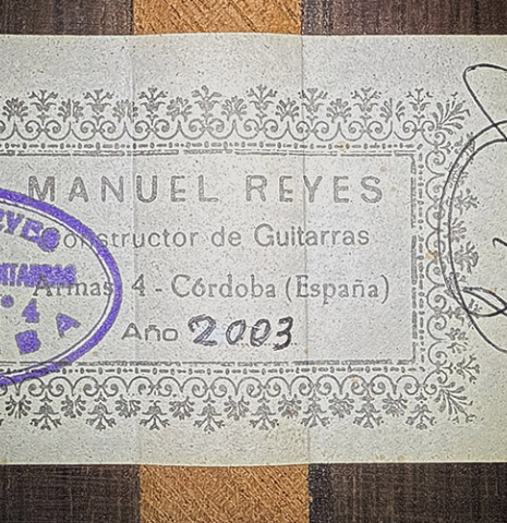 The label of a 2003 Manuel Reyes "Negra" flamenco guitar made of spruce and CSA rosewood