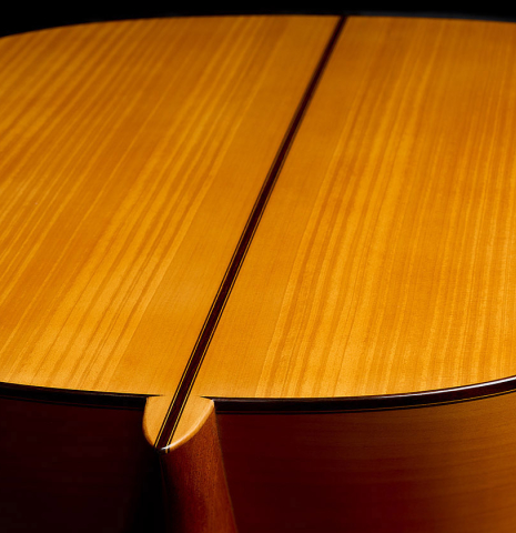 The back binding and purfling of a 1992 Manuel Reyes flamenco blanca guitar made of spruce and cypress