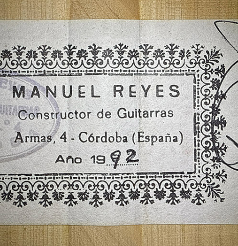 The label of a 1992 Manuel Reyes flamenco blanca guitar made of spruce and cypress