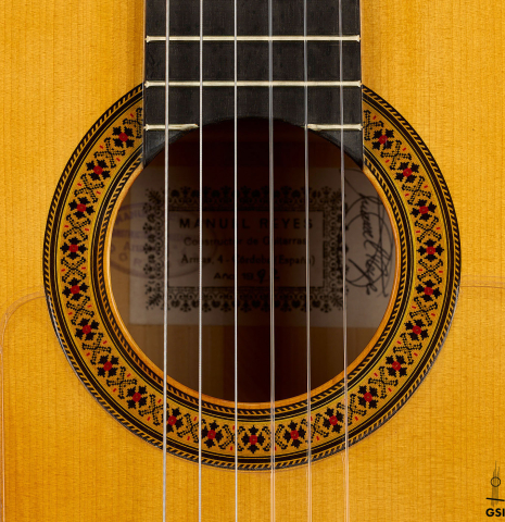 The rosette of a 1992 Manuel Reyes flamenco blanca guitar made of spruce and cypress