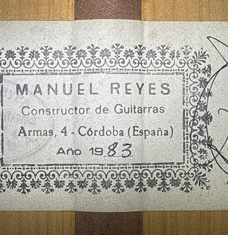 The label of a 1983 Manuel Reyes flamenco guitar (ex John Dearman) made of spruce and cypress