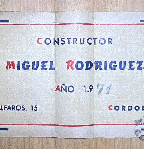 The label of a 1971 Miguel Rodriguez flamenco guitar made with cedar and cypress.