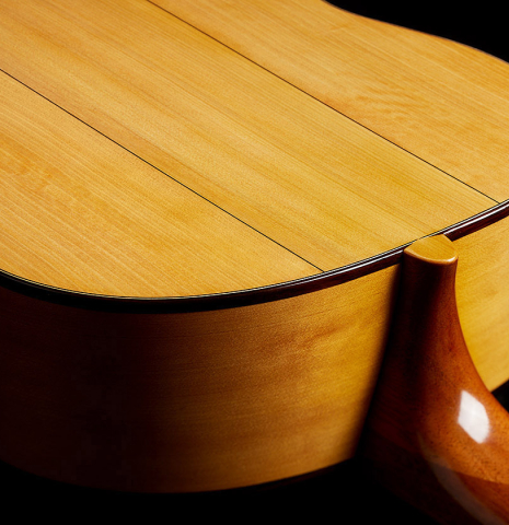 The heel and neck joint of a 2025 Rojas &amp; Sanzol flamenco blanca guitar made of spruce and cypress