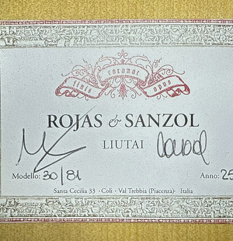 The label of a 2025 Rojas &amp; Sanzol flamenco blanca guitar made of spruce and cypress