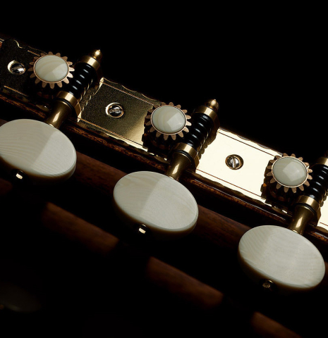 The tuning machines of a 2025 Rojas &amp; Sanzol flamenco blanca guitar made of spruce and cypress