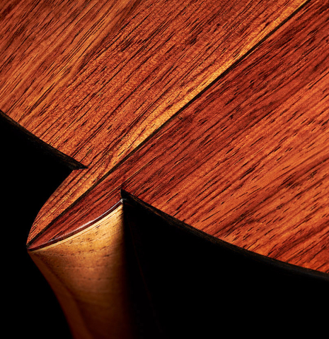 The heel and back purfling of a 2024 Pepe Romero "Negra y Blanca" flamenco guitar made of spruce and CSA rosewood