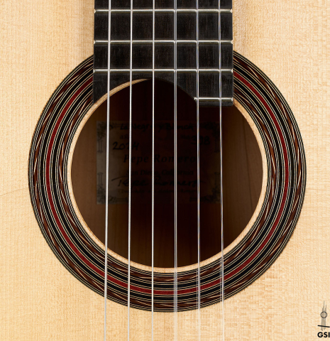 The rosette of a 2024 Pepe Romero "Negra y Blanca" flamenco guitar made of spruce and CSA rosewood