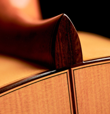 Theheel of a 2022 German Vazquez Rubio Concert Blanca Flamenco guitar made with spruce soundboard and cypress back and sides