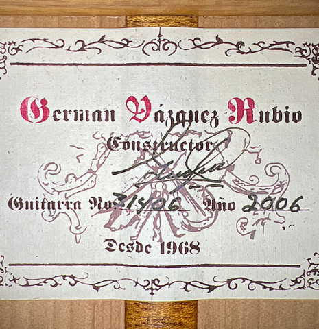The label of a 2006 German Vazquez Rubio flamenco guitar made of spruce and cypress