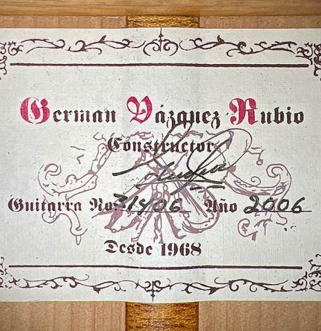 The label of a 2006 German Vazquez Rubio flamenco guitar made of spruce and cypress