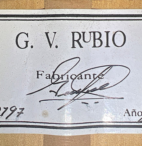 The label of a 1997 German Vazquez Rubio flamenco guitar made with spruce and cypress