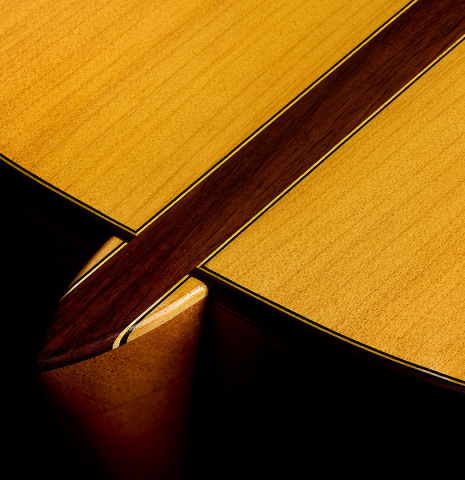 The heel, back binding and purfling of a 2026 Emilio Díaz Valero "Blanca" flamenco guitar made of cedar and cypress
