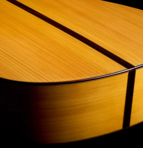 The back and sides at the foot of a 2026 Emilio Díaz Valero "Blanca" flamenco guitar made of cedar and cypress