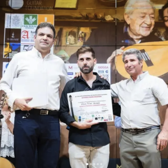 Emilio Díaz Valero holding his second-prize certificate with Vicente Coves and José González López, Granada 2026