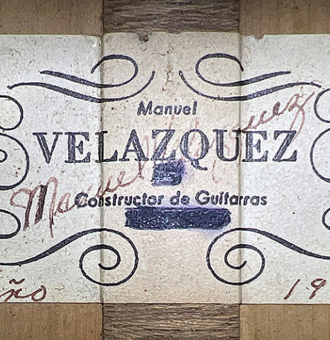 The label of a 1969 Manuel Velazquez "Flamenco Blanca" guitar made of spruce and cypress