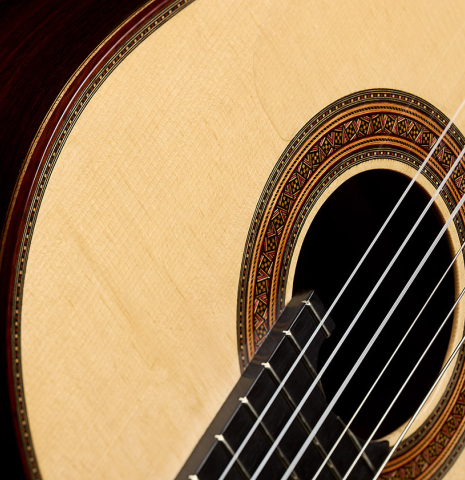 The soundboard and rosette of a 2026 Gao Yi "Flamenco negra" made of spruce and Indian rosewood