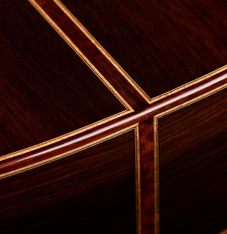 The back and sides at the foot of a 2026 Gao Yi "Flamenco negra" made of spruce and Indian rosewood
