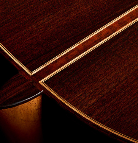 The heel, back binding and purfling of a 2026 Gao Yi "Flamenco negra" made of spruce and Indian rosewood