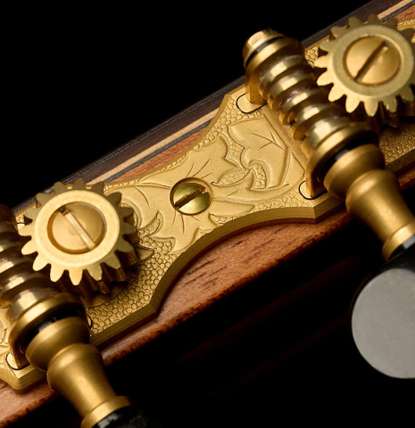 The tuning machines of a 2026 Gao Yi "Flamenco negra" made of spruce and Indian rosewood