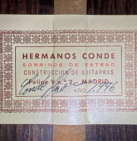 The label of a 1996 Conde Hermanos &quot;AF 25&quot; flamenco guitar made with spruce and Indian rosewood