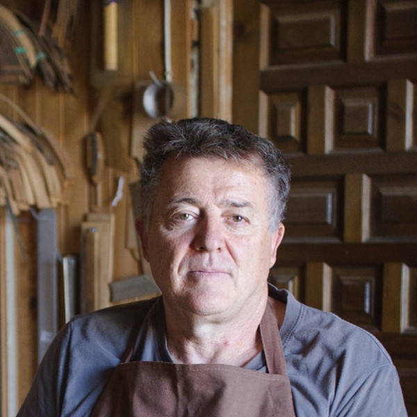 Jesús Bellido in an apron in the Bellido workshop
