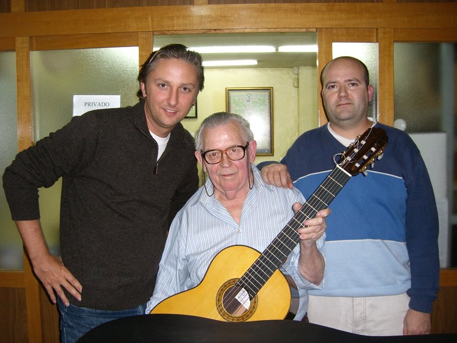 David Collett, président de GSI, en compagnie de Manuel Reyes et de son fils Manuel Reyes Jr., dans l'atelier Reyes à Cordoue, en Espagne.